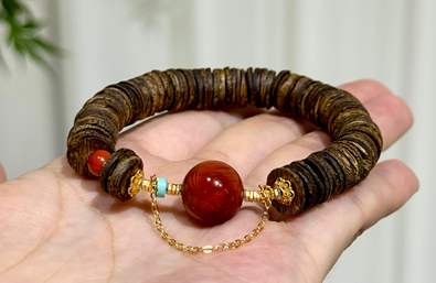 护肤精华液,透明玻璃瓶装,金色滴管设计,浅粉色液体,白色背景